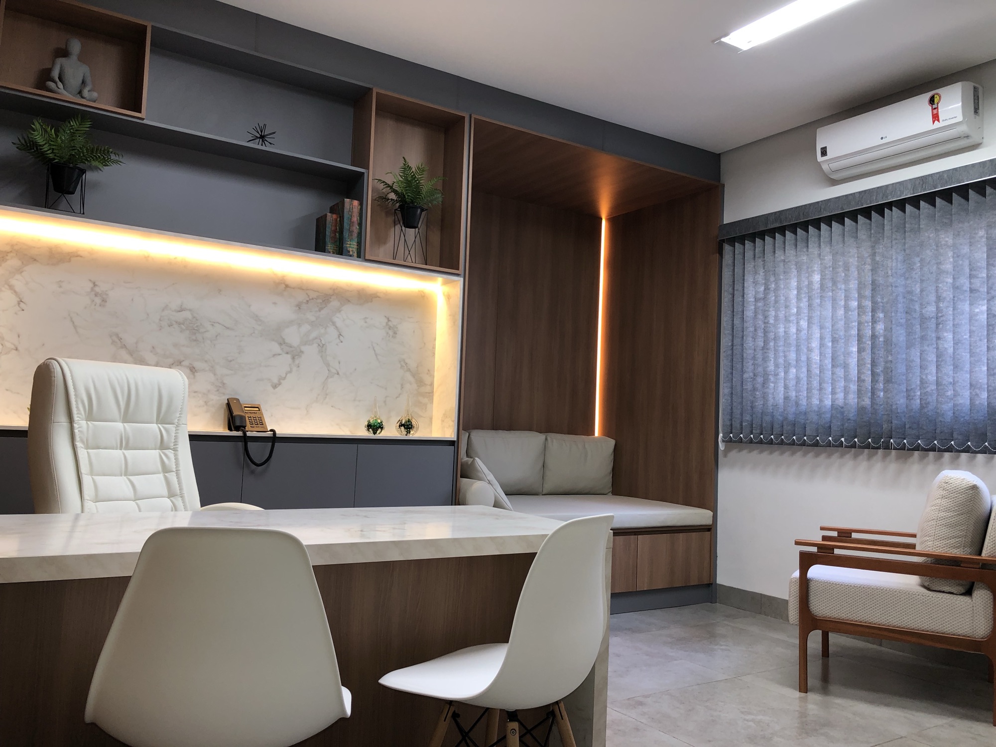 Sala clínica do B.office, com mesa em mármore, poltronas e ambiente reservado.